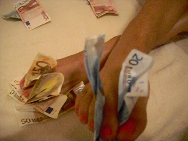Der Wahnsinn hat einen Namen: Herrin Latoria feet money Der Wahnsinn hat einen Namen: Herrin Latoria